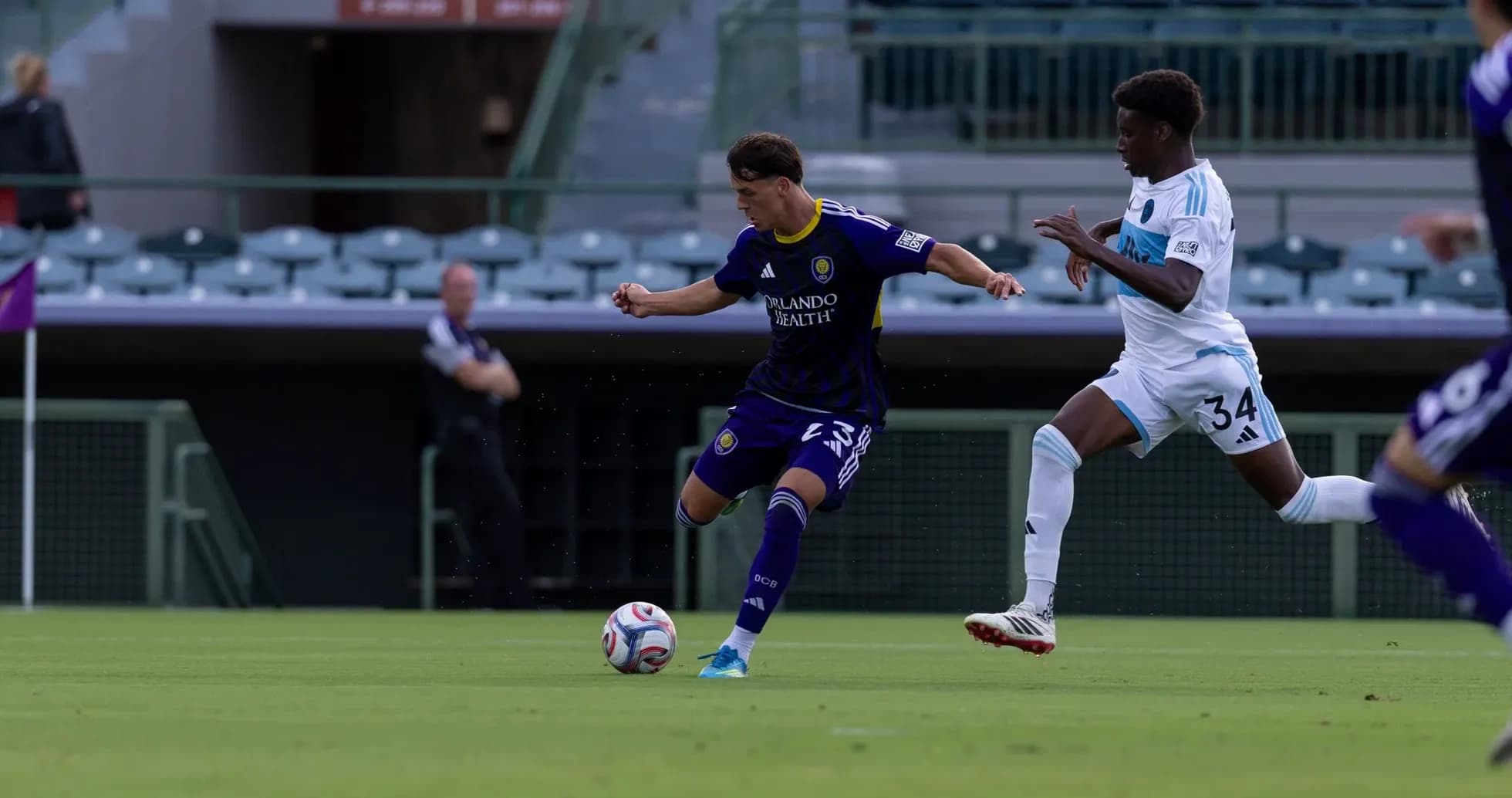 Jugador de Orlando City II en acción durante partido