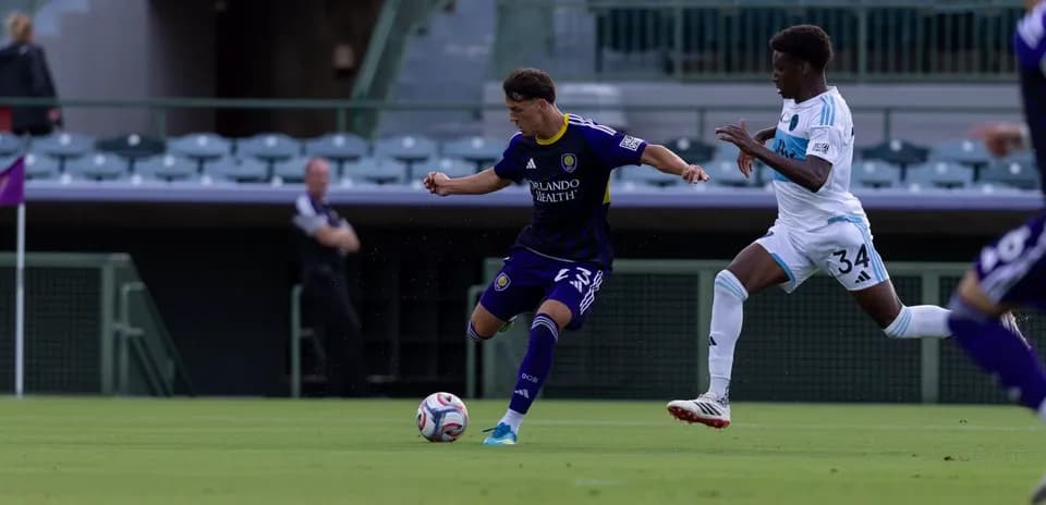 Jugador de Orlando City II en acción durante partido