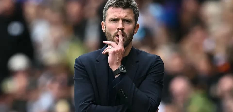 Entrenador haciendo señal de silencio durante partido