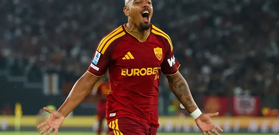 Jugador de AS Roma celebra un gol