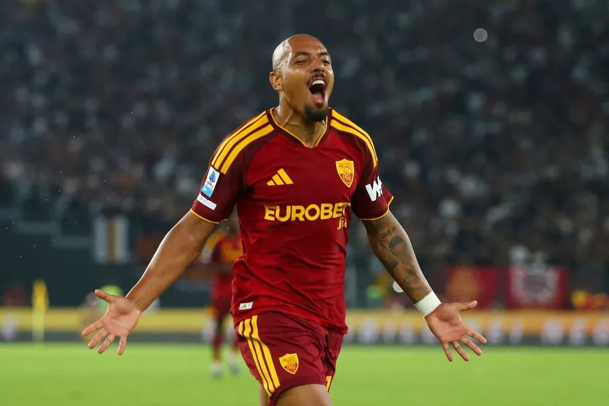 Jugador de AS Roma celebra un gol