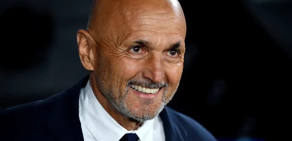Entrenador sonriendo en evento deportivo