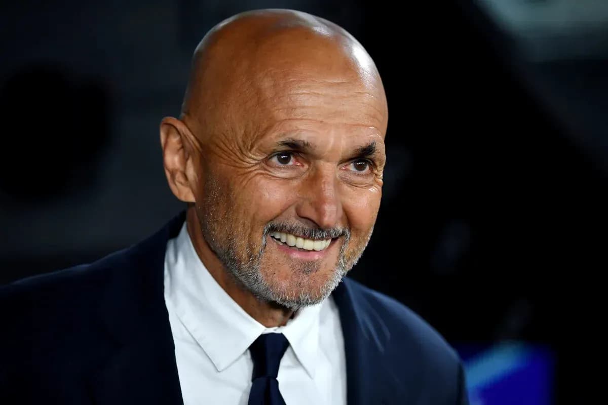 Entrenador sonriendo en evento deportivo