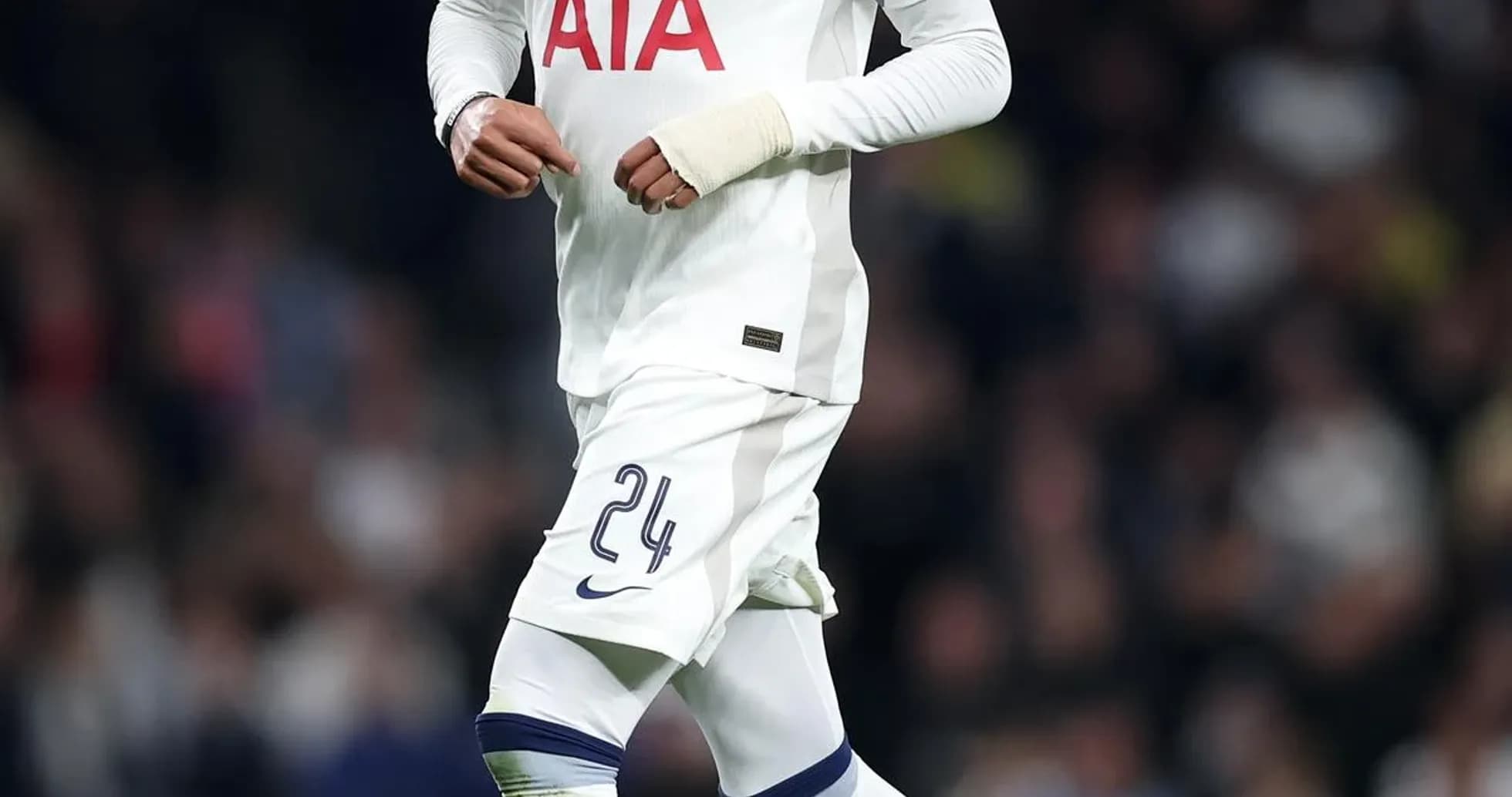 Jugador de Tottenham corriendo con balón en el campo