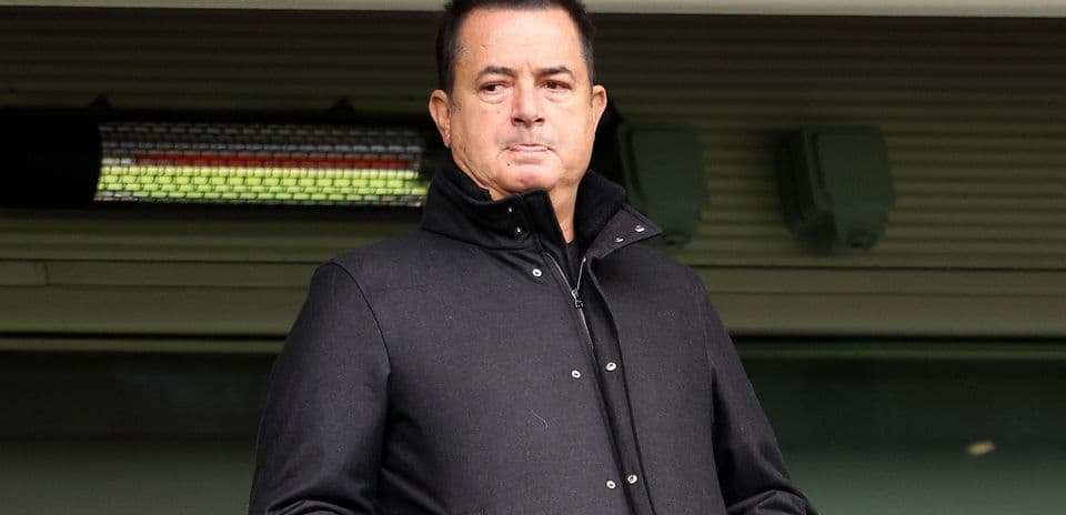Hombre de pie en un palco durante un evento deportivo