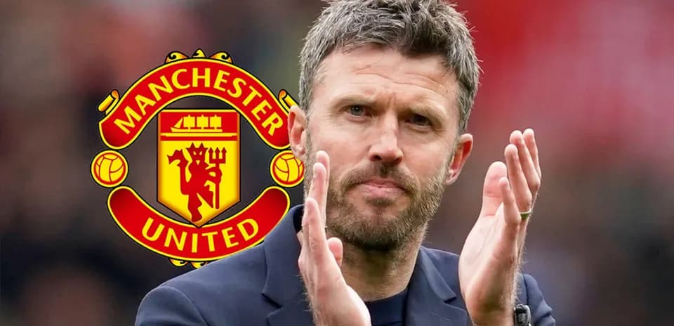 Entrenador aplaudiendo frente al logo de Manchester United