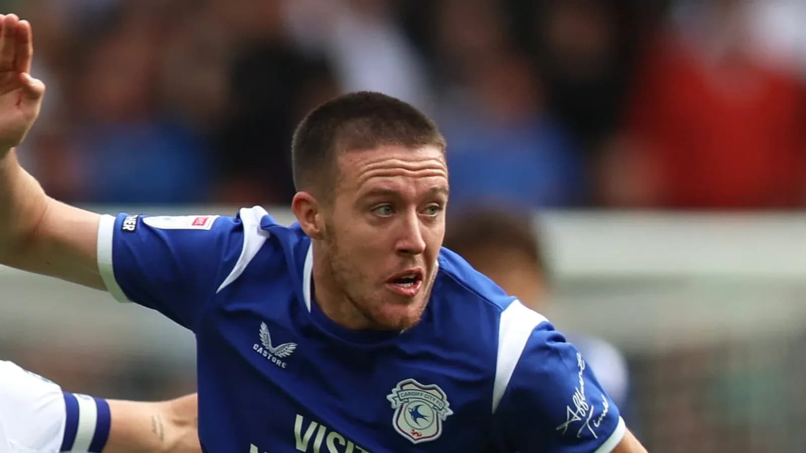 Jugador de Cardiff City corriendo durante un partido