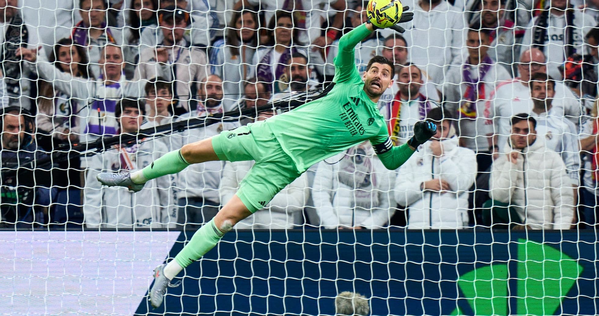 Portero atrapando el balón en un partido