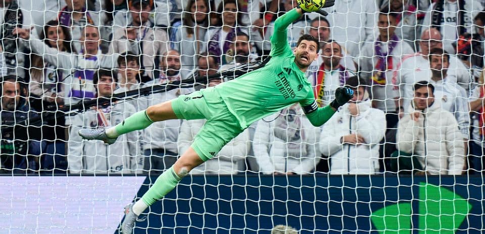 Portero atrapando el balón en un partido