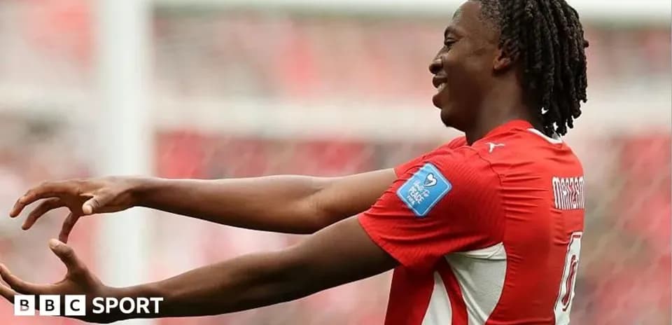 Jugador celebrando en el campo durante el partido