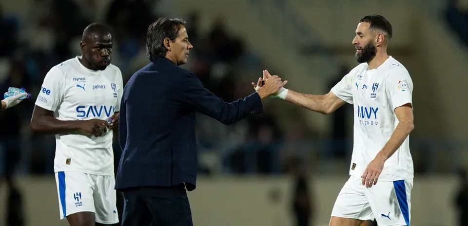 Entrenador saludando a jugador durante partido de fútbol