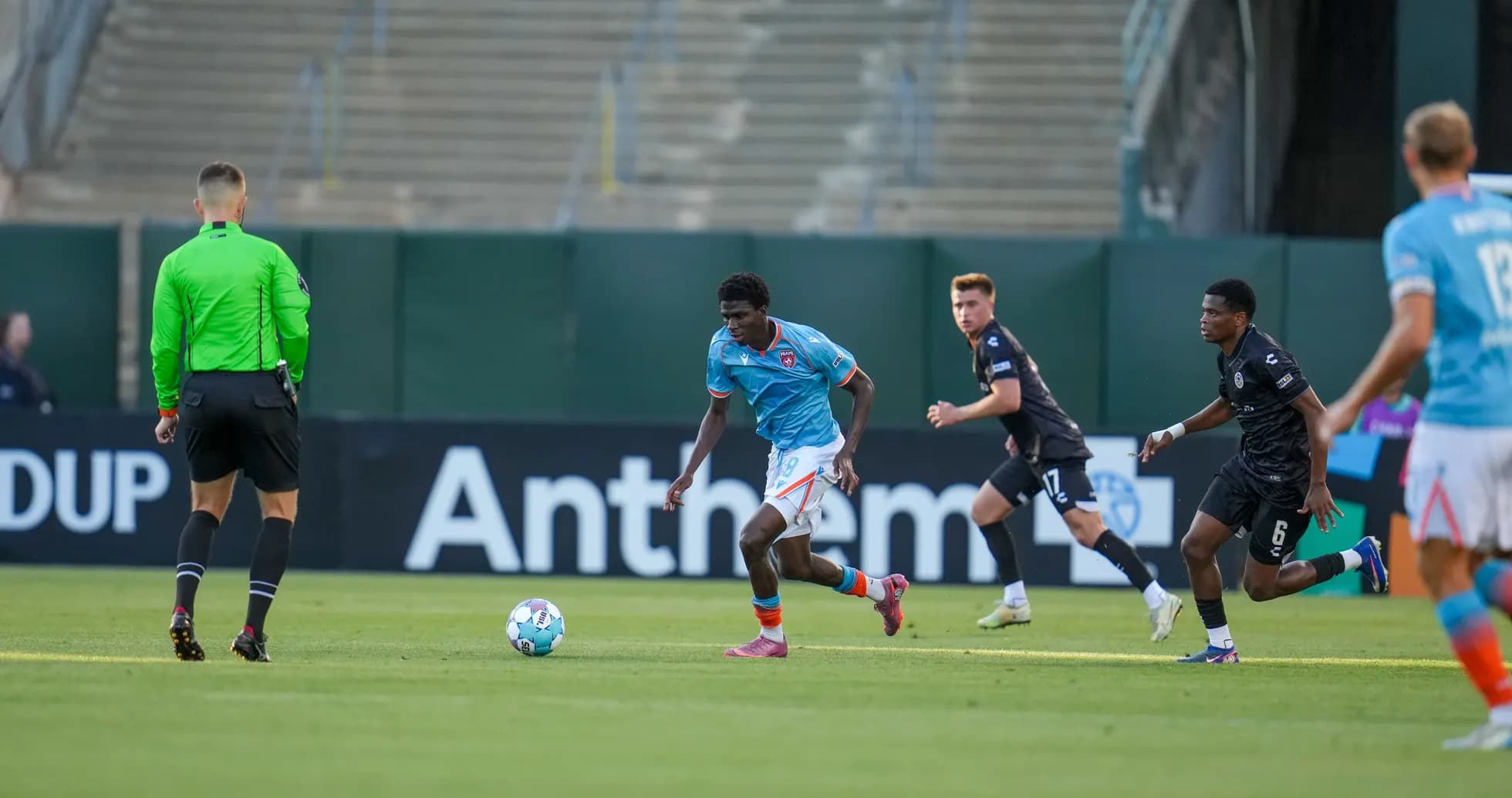 Jugador de Miami FC en acción durante el partido