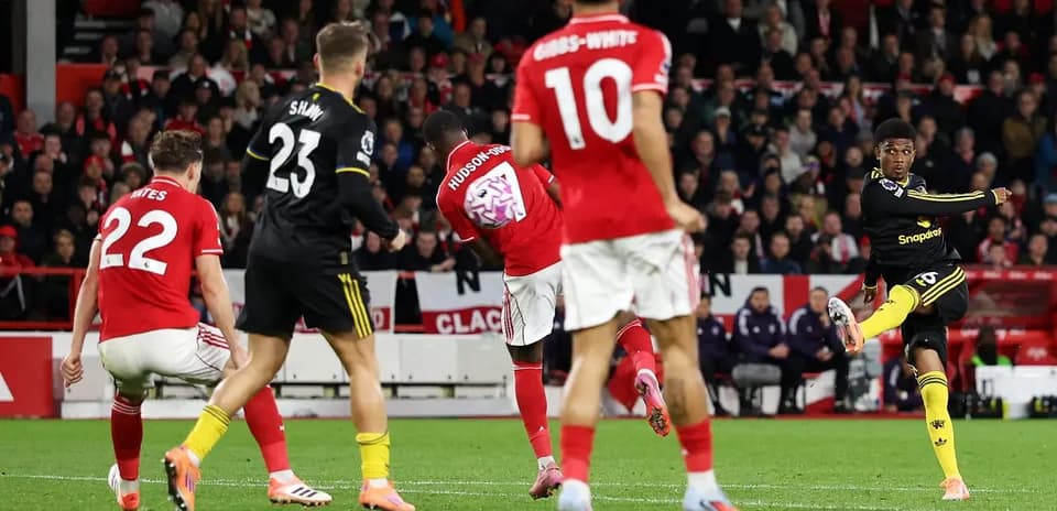 Jugadores de Manchester United y Nottingham Forest en acción