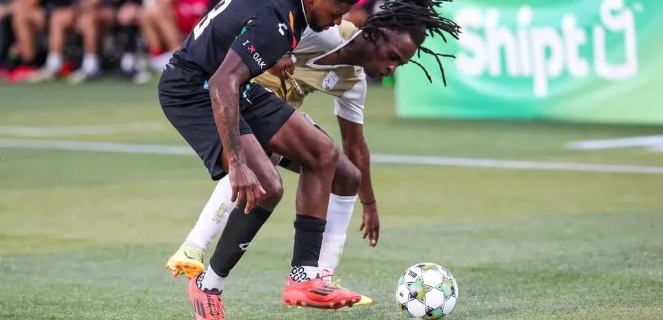 Dos jugadores disputando el balón en el partido