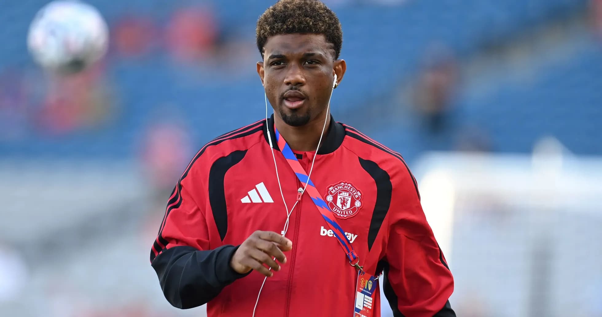 Jugador de Manchester United caminando con auriculares