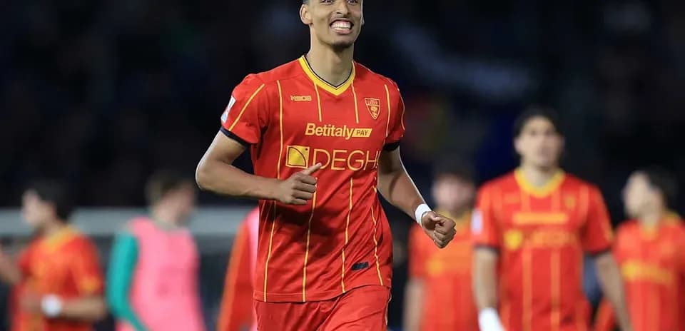 Jugador celebrando en uniforme rojo durante el partido
