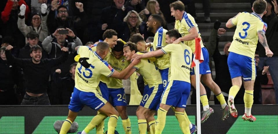 Jugadores celebrando un gol en el partido