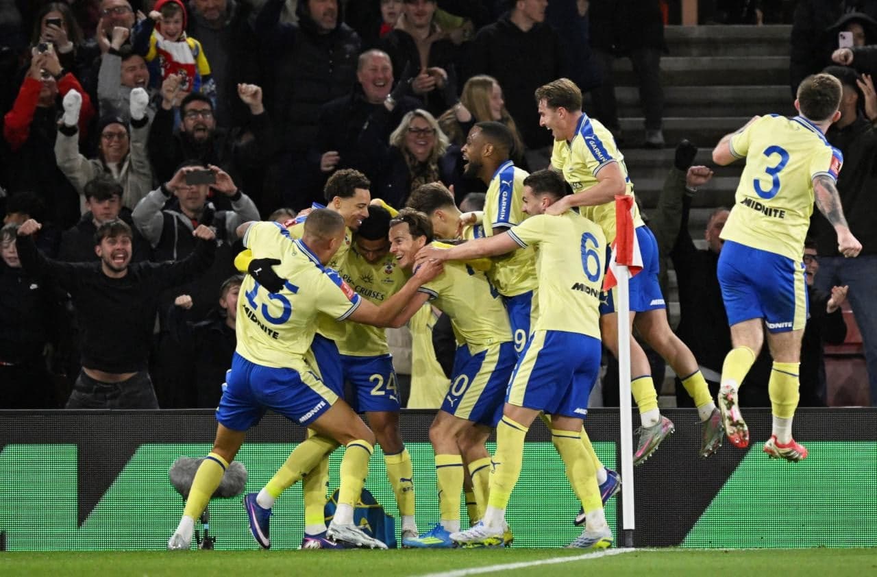 Jugadores celebrando un gol en el partido