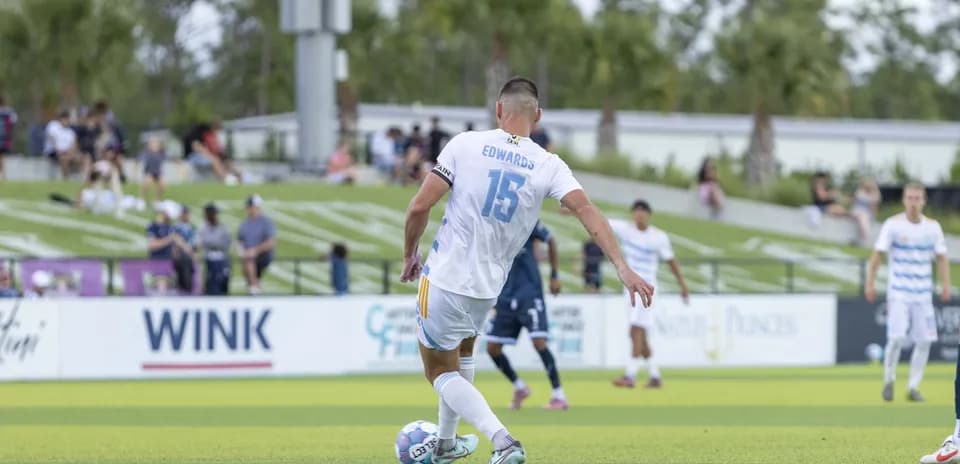Jugador de Sporting JAX ejecutando un tiro libre