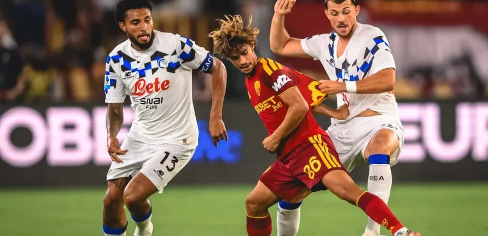 Jugadores de AS Roma y Atalanta en acción