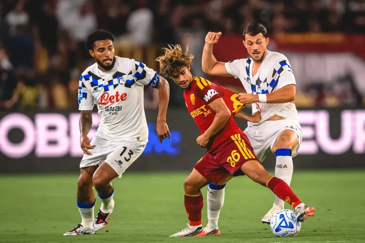 Jugadores de AS Roma y Atalanta en acción