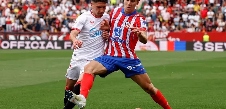 Dos jugadores luchando por el balón en el campo