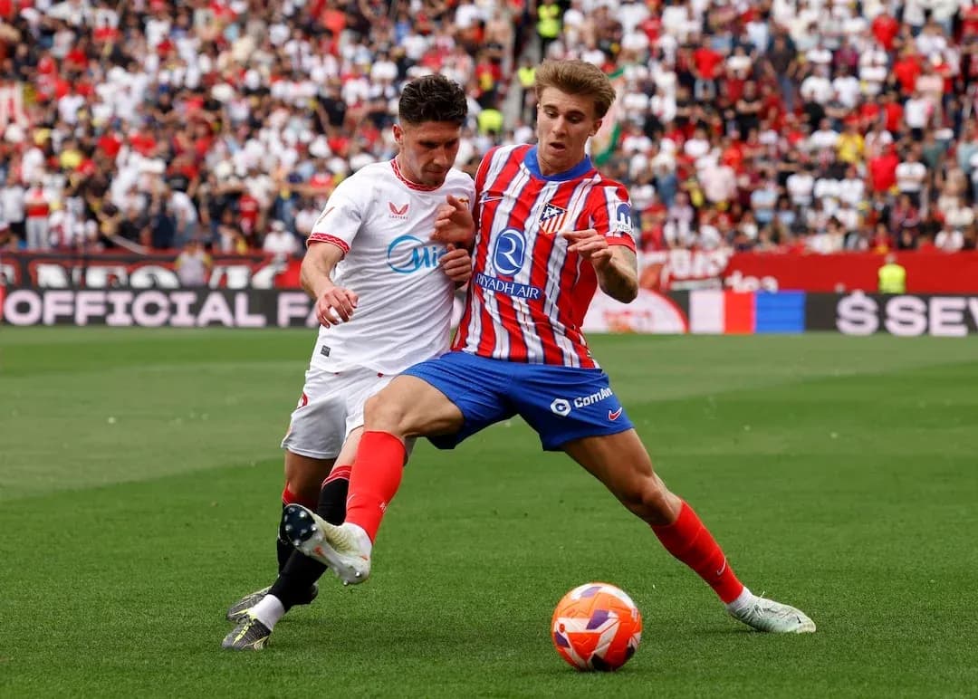 Dos jugadores luchando por el balón en el campo
