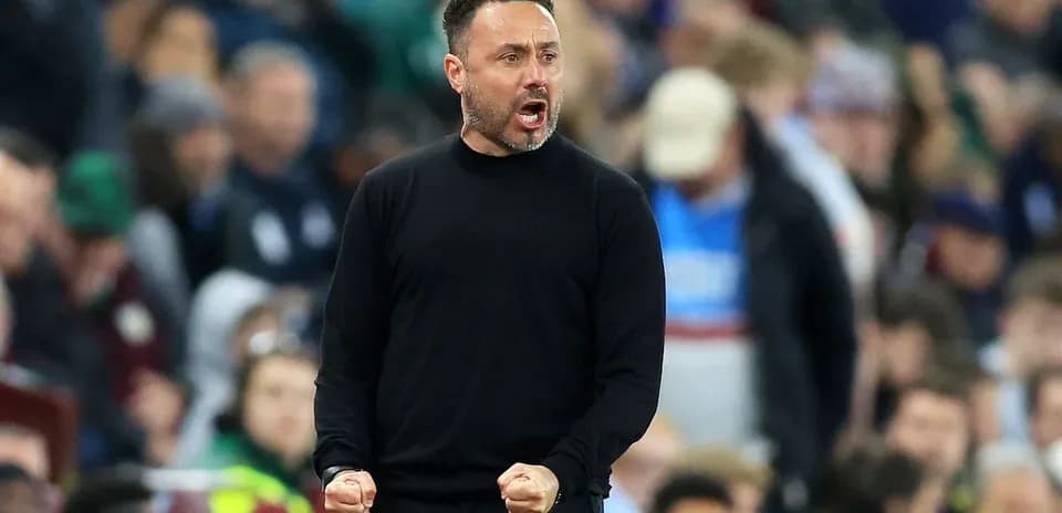 Entrenador celebrando en la línea de banda