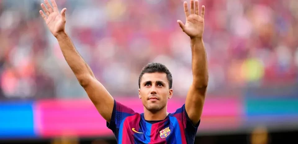Jugador de Barcelona levantando las manos en el estadio