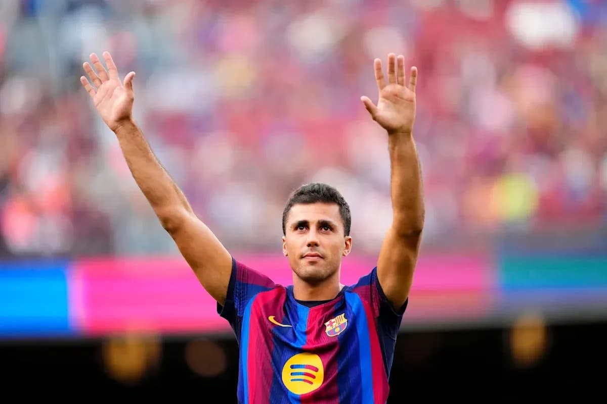 Jugador de Barcelona levantando las manos en el estadio