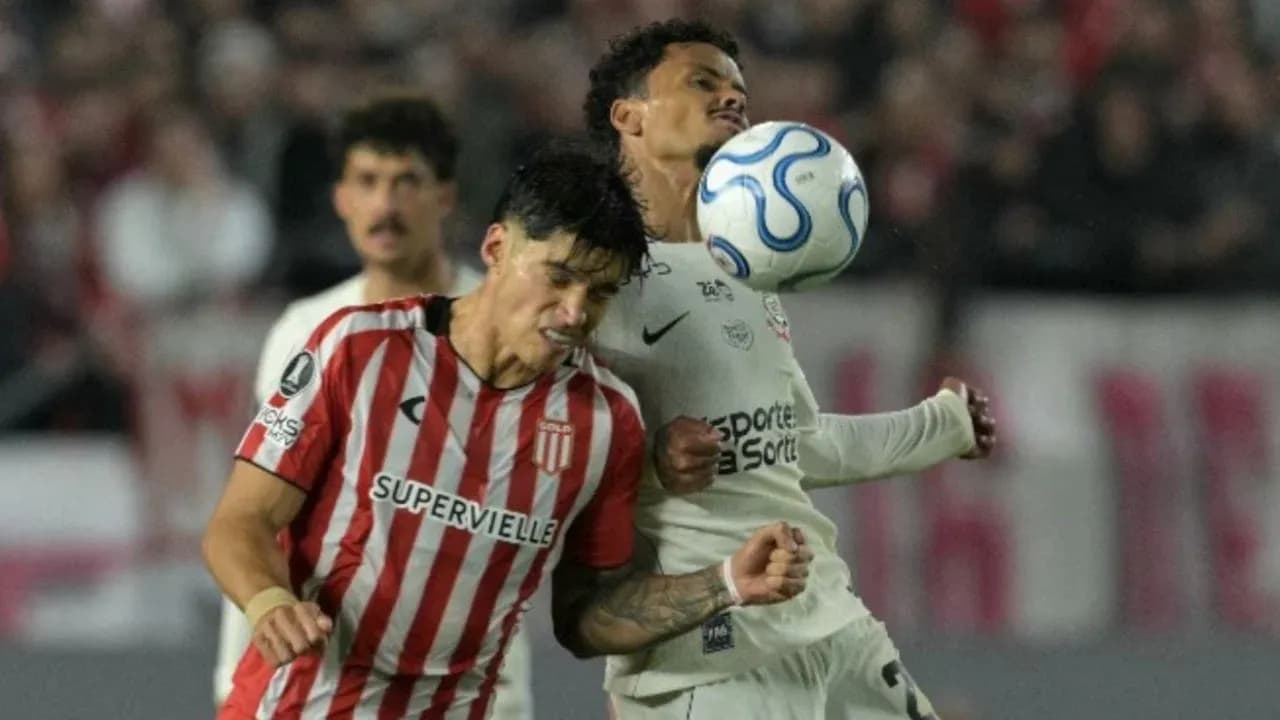 Jugadores de Estudiantes y Corinthians en acción