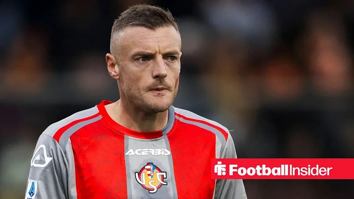 Jugador con camiseta roja y gris en el campo