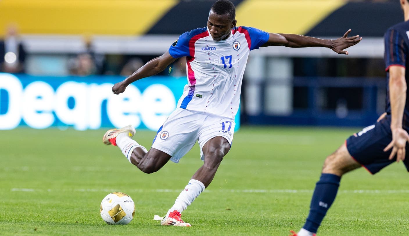 Jugador de Haití disparando el balón