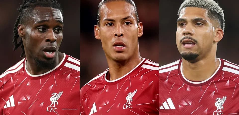 Tres jugadores de Liverpool en uniforme rojo