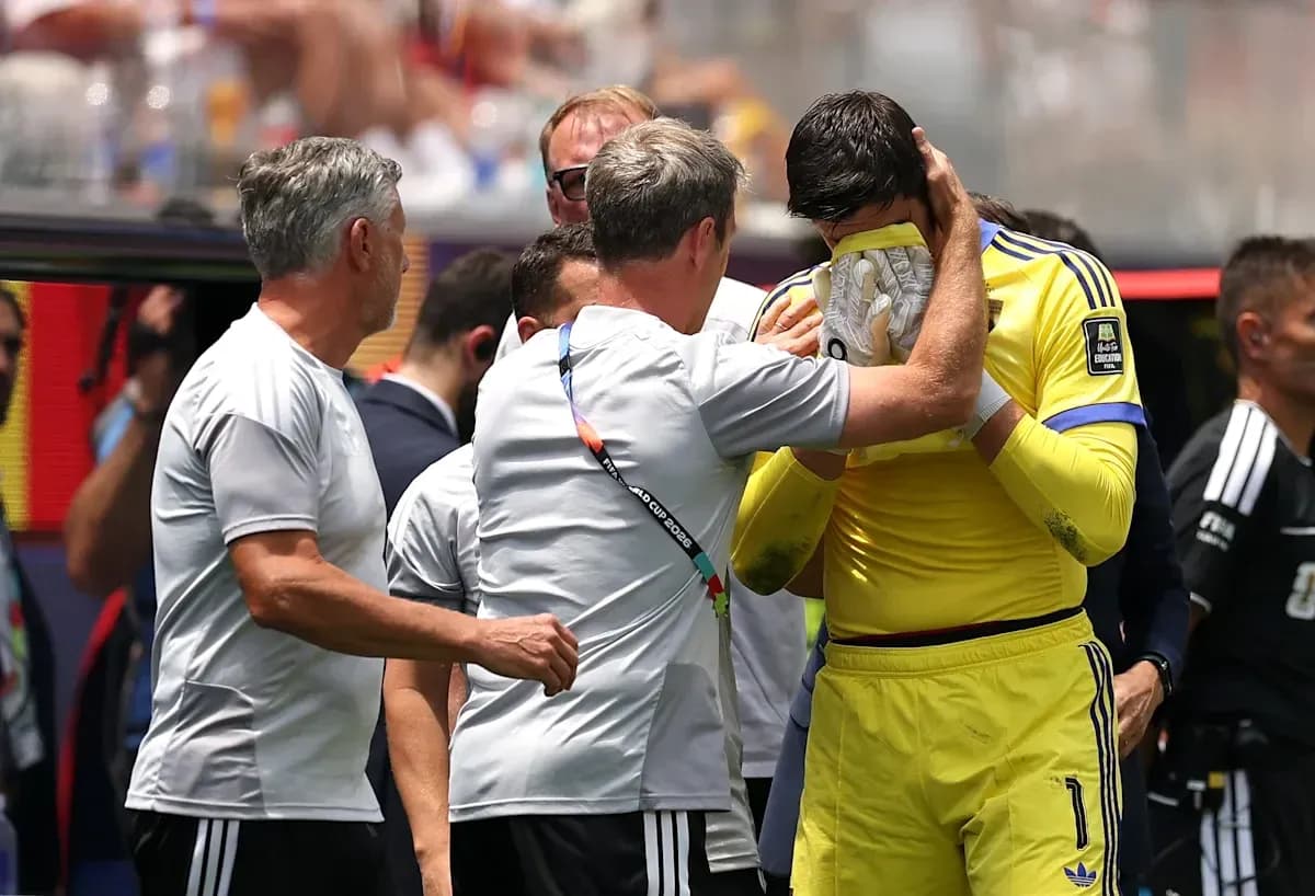 Entrenador consuela al portero tras el partido
