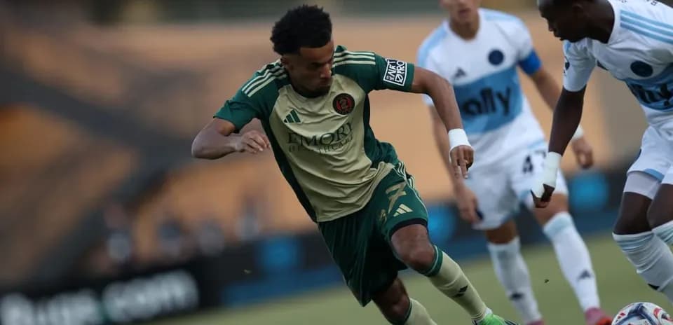 Jugador de Atlanta United II driblando a oponente
