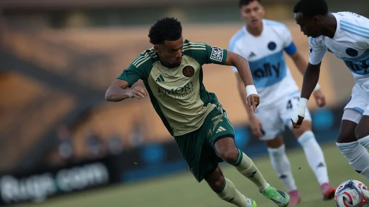 Jugador de Atlanta United II driblando a oponente