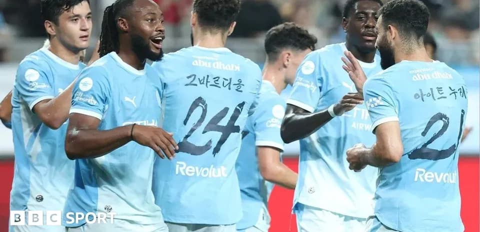 Jugadores del equipo celebrando un gol en el partido