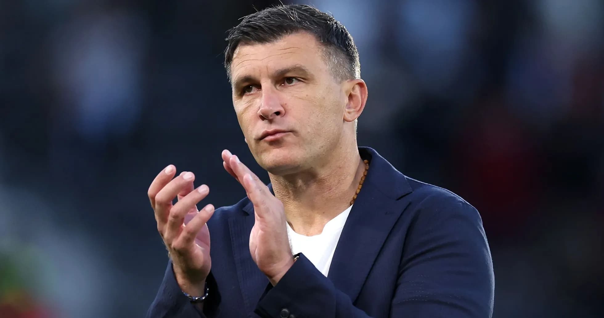 Entrenador aplaudiendo durante un partido