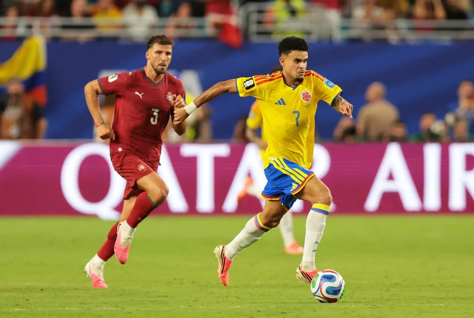 Jugador colombiano avanzando con el balón