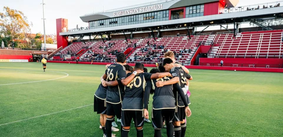 Jugadores del Portland Timbers II en círculo