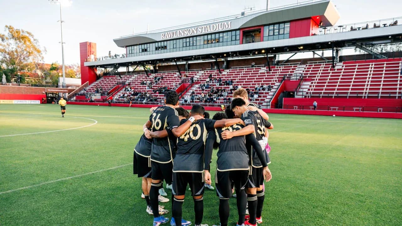 Jugadores del Portland Timbers II en círculo