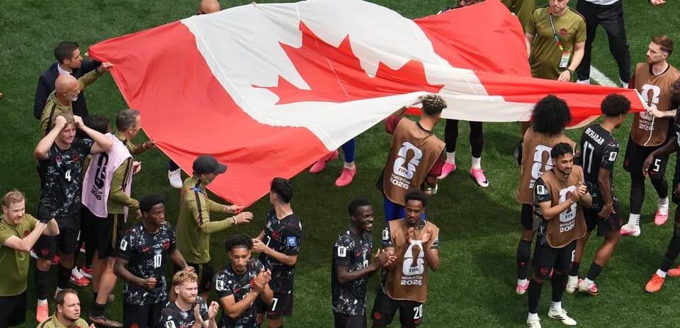 Jugadores sosteniendo la bandera de Canadá