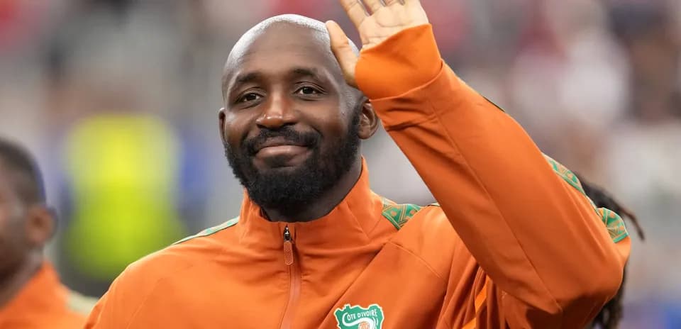 Jugador de Costa de Marfil saludando en el estadio