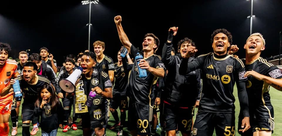 Jugadores celebrando victoria en el fútbol