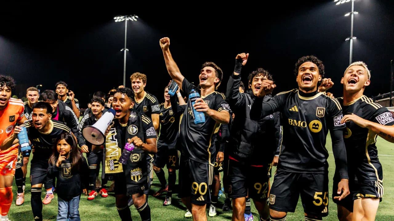 Jugadores celebrando victoria en el fútbol