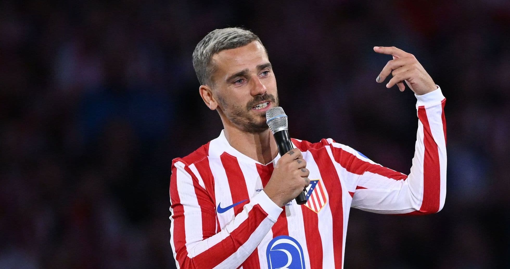 Jugador hablando con micrófono en evento