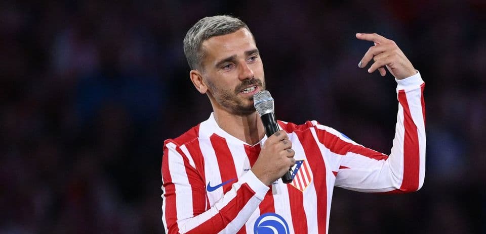 Jugador hablando con micrófono en evento