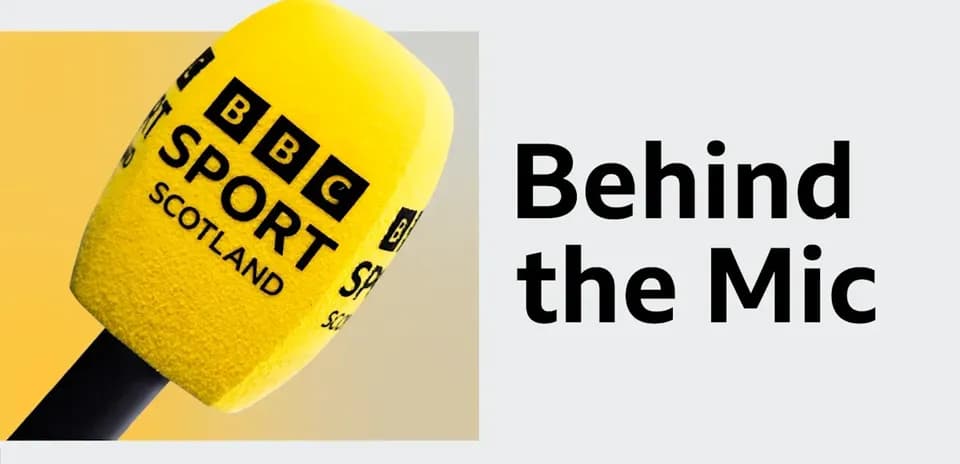 Micrófono amarillo de BBC Sport Scotland en fondo claro
