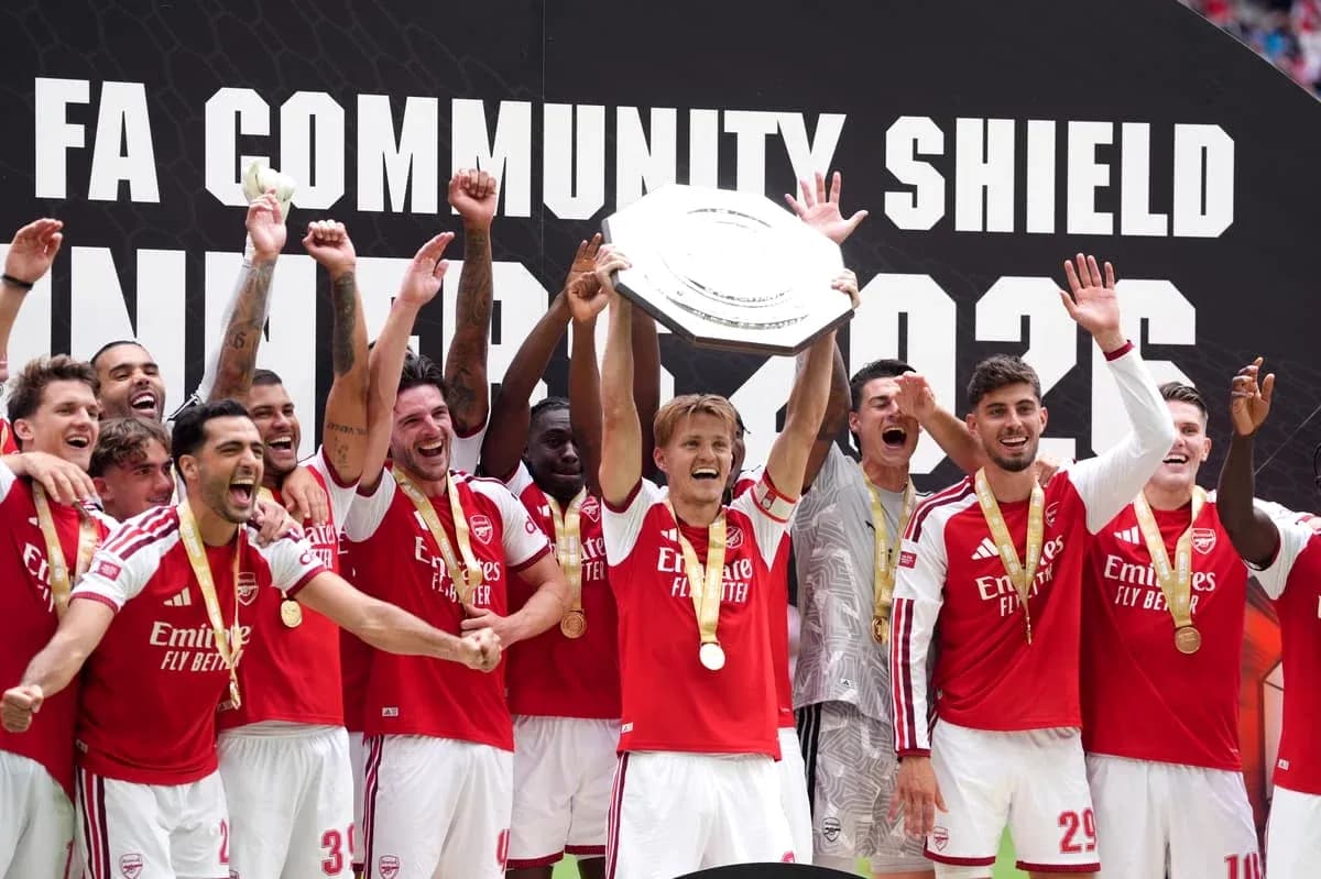 Jugadores de Arsenal celebrando con el trofeo